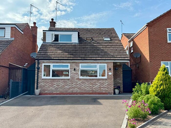 3 Bedroom Semi Detached House For Sale In Sumner Close, Hampton Magna, Warwick, CV35