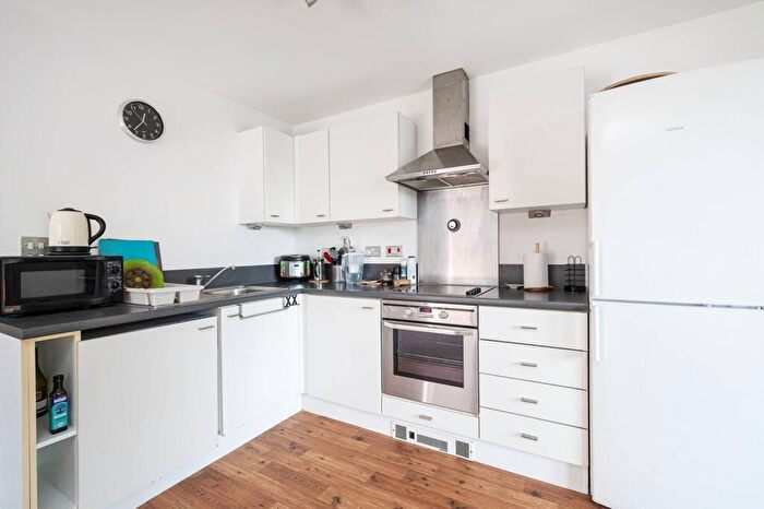 2 Bedroom Flat To Rent In Bloomfield Court, Leyton, London, E10