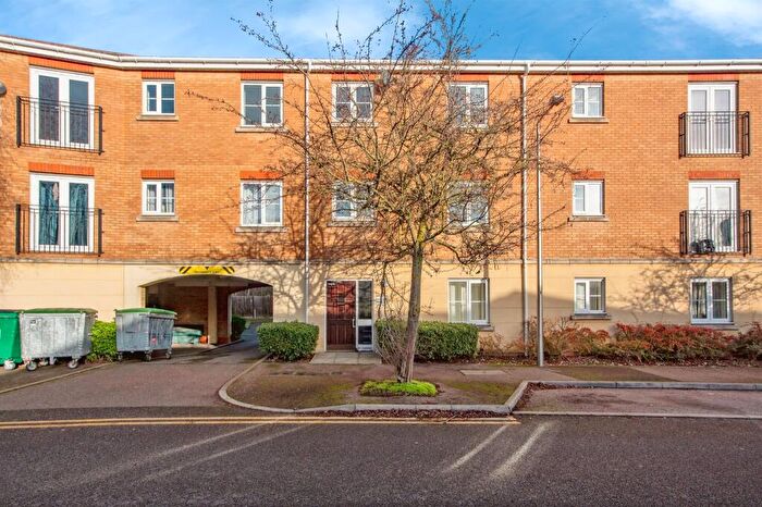 2 Bedroom Flat For Sale In Windermere Avenue, Purfleet-On-Thames, RM19