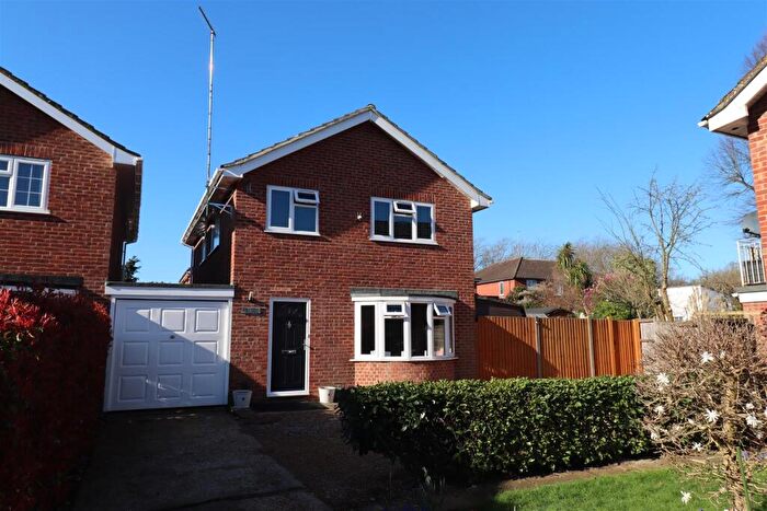 4 Bedroom Link Detached House For Sale In Ashbury Drive, Blackwater, Camberley, GU17