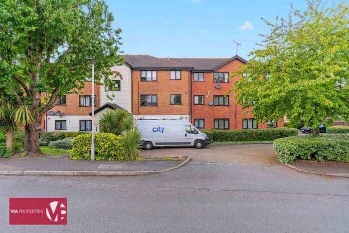 1 Bedroom Flat For Sale In Parrotts Field, Hoddesdon, EN11