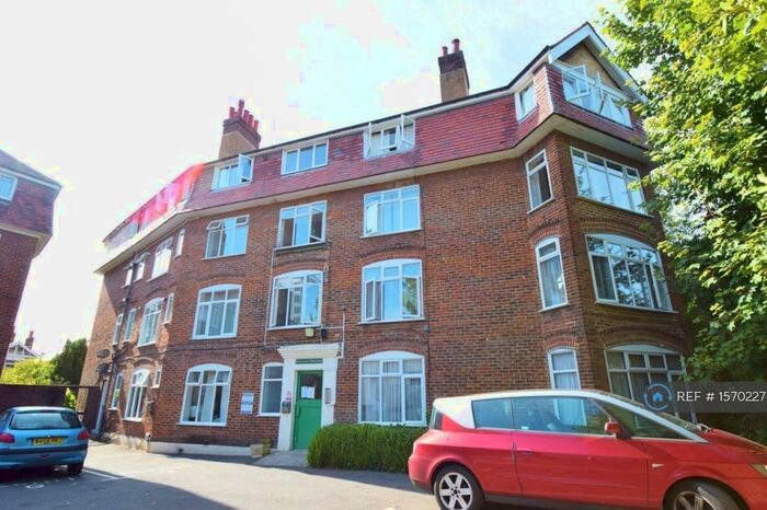 3 Bedroom Flat To Rent In Grosvenor Square, Southampton, SO15