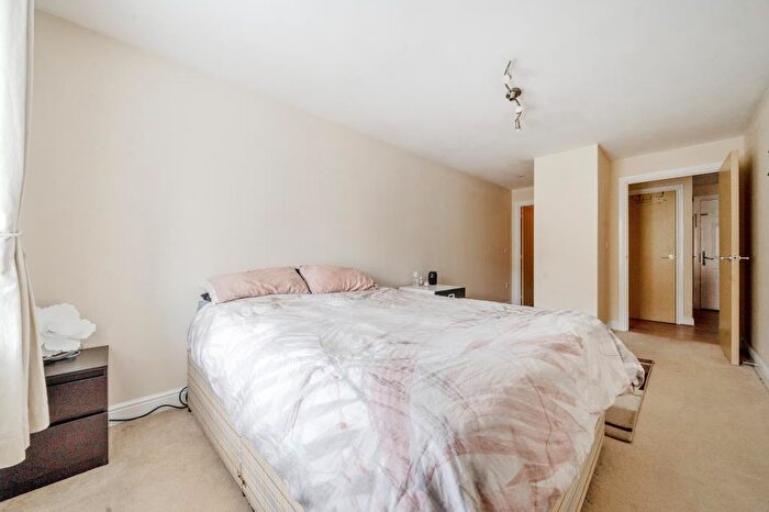 2 Bedroom Flat To Rent In Thornhill Close, Carterton, OX18
