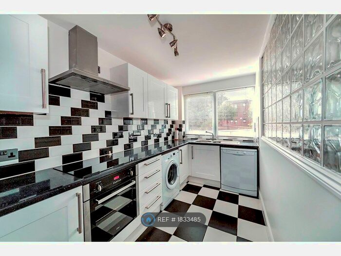 2 Bedroom Flat To Rent In New Wanstead, London, E11