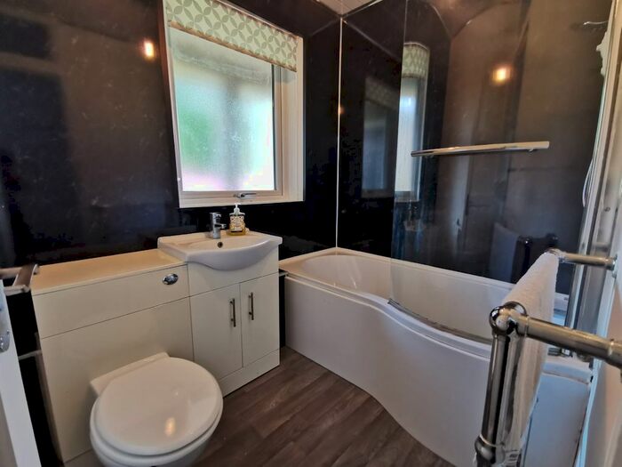 2 Bedroom Flat To Rent In Carnie Gardens, Ashgrove, Aberdeen, AB25