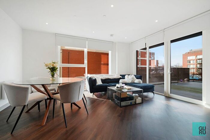 2 Bedroom Flat To Rent In Fairfield Avenue, Surrey, TW18