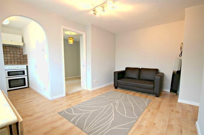 1 Bedroom Ground Flat To Rent In Cornmow Drive, Dollis Hill, London, NW10