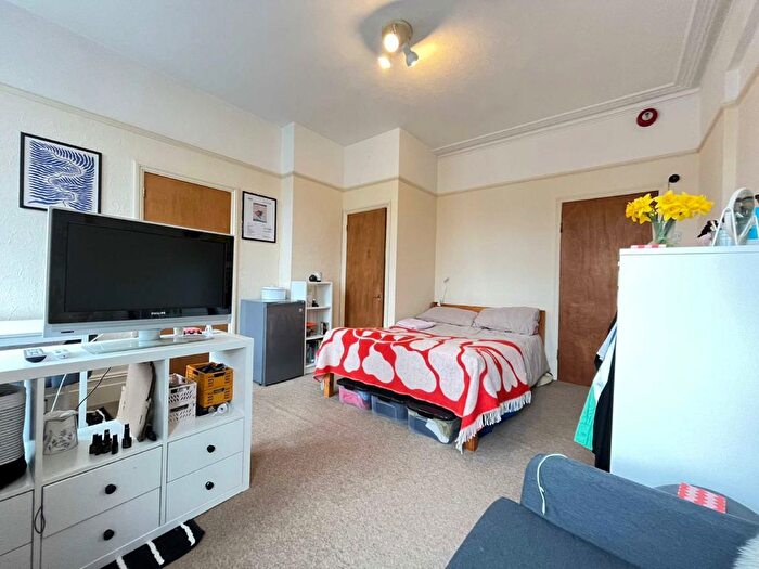 Studio To Rent In Kings Avenue, London, N10