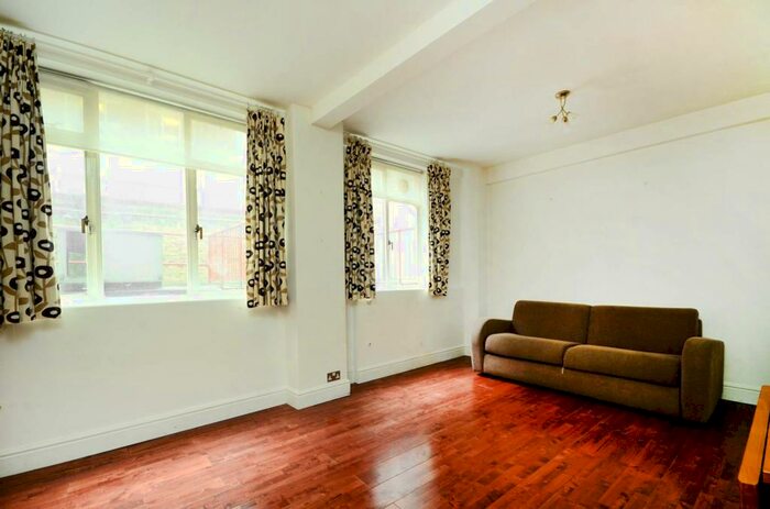 Studio To Rent In Charterhouse Square, Clerkenwell, London, EC1M