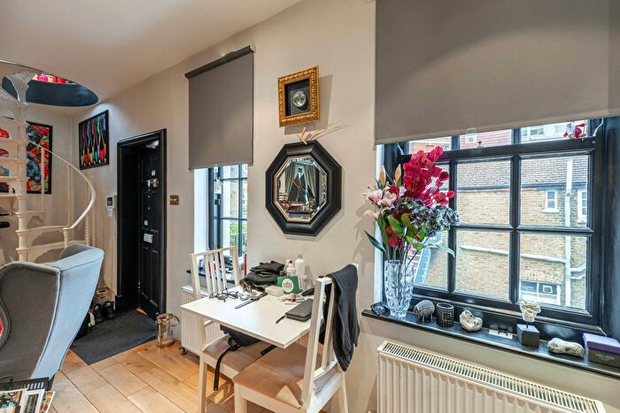 1 Bedroom Flat To Rent In Kensington Court Mews, London, W8
