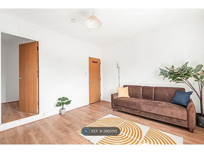 3 Bedroom Flat To Rent In New Cross Road, London, SE14