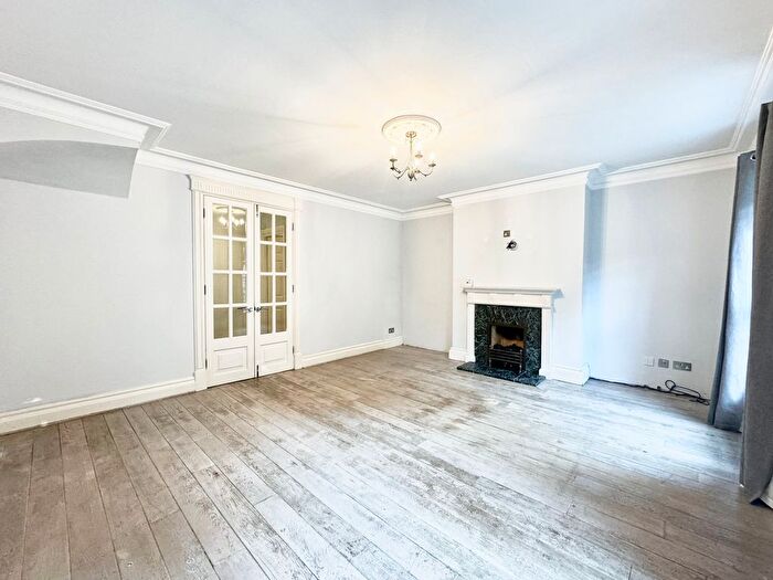 4 Bedroom Town House To Rent In Seaton Close, London, SW15