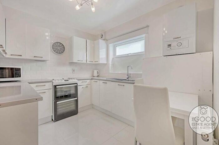 1 Bedroom Flat For Sale In Lytton Close, Loughton, IG10