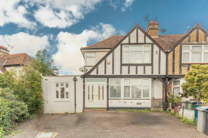 4 Bedroom Detached House To Rent In Oakleigh Court, Edgware, HA8