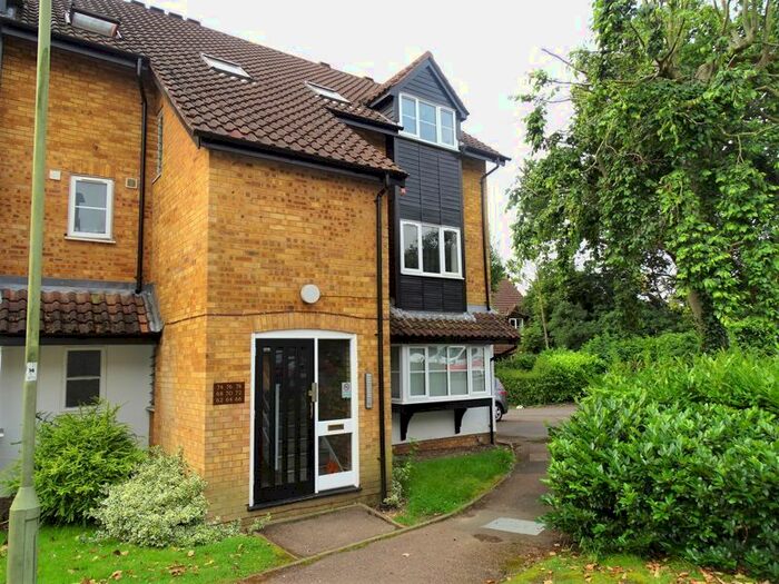 2 Bedroom Flat To Rent In Boleyn Way, Barnet, EN5