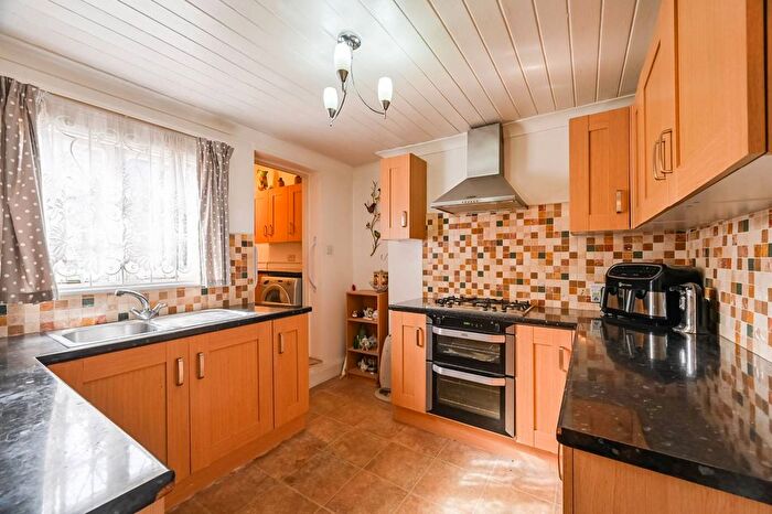 3 Bedroom Terraced House For Sale In Buckingham Road, London, Islington, London, N1