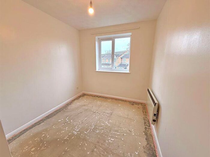 1 Bedroom Apartment For Sale In Falcon Close, Dunstable, LU6