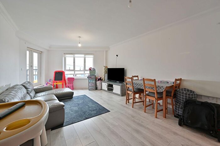 2 Bedroom Flat For Sale In The Gateway, Omega Court The Gateway, WD18