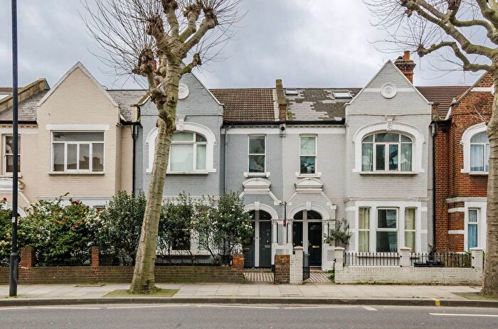 3 Bedroom Maisonette For Sale In Wandsworth Bridge Road, Fulham Broadway, London, SW6
