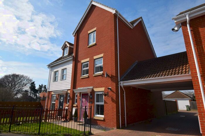 3 Bedroom Semi-Detached House To Rent In Peake Avenue, CO13