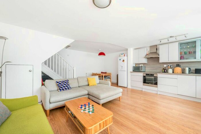 2 Bedroom Maisonette To Rent In Dartmouth Close, Westbourne Grove, London, W11
