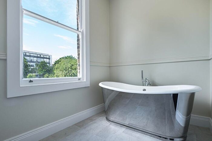 3 Bedroom Terraced House For Sale In Shepherdess Walk, Hackney, N1 - Photo 5