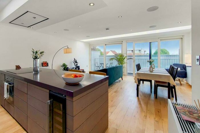 3 Bedroom Flat To Rent In Redchurch Street, Shoreditch, London, E2