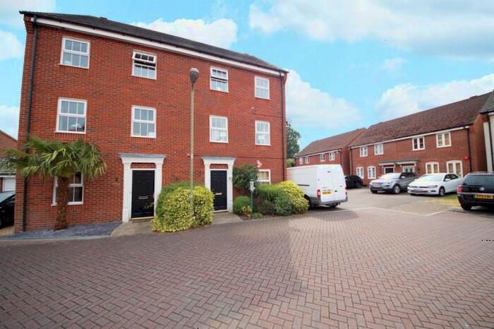 5 Bedroom Property To Rent In Pexalls Close, Hook, RG27