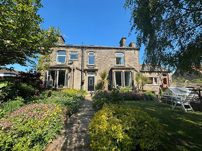 4 Bedroom Semi-Detached House For Sale In Broomfield Place, Bradford, BD14
