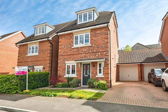 3 Bedroom Link Detached House For Sale In Lance Way, Arborfield Green, Reading, RG2
