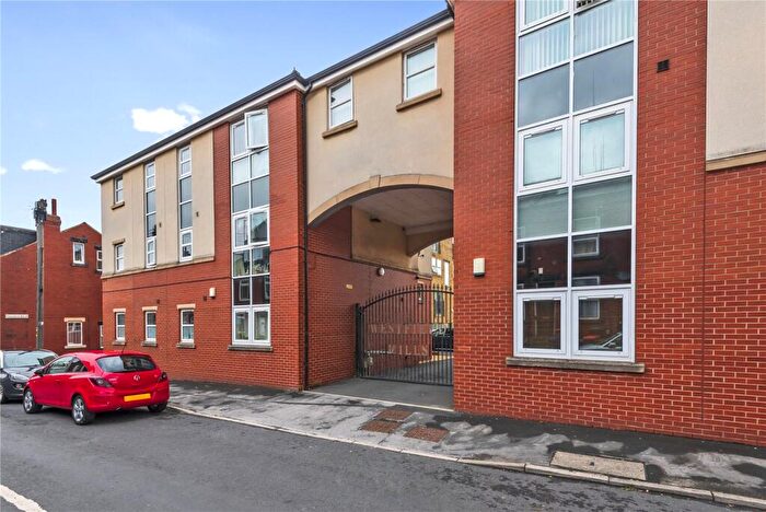 2 Bedroom Flat For Sale In Edinburgh Avenue, Leeds, West Yorkshire, LS12