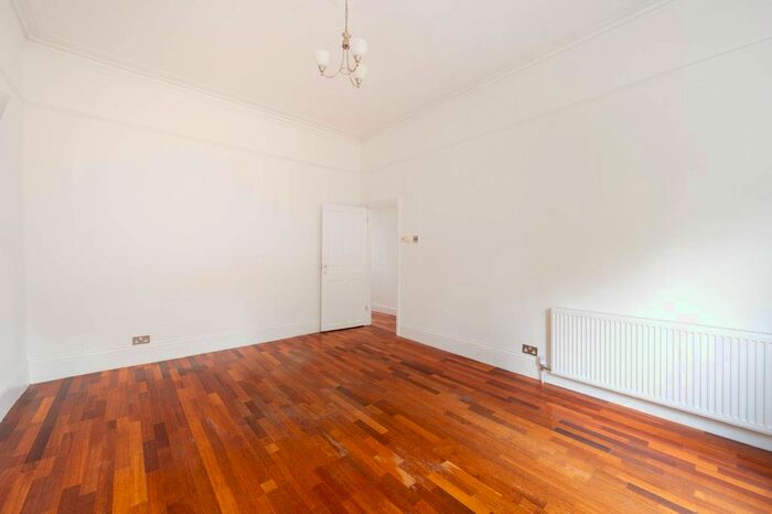 2 Bedroom Flat To Rent In Arundel Gardens, Notting Hill, London, W11