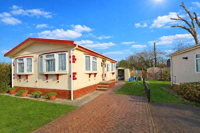 2 Bedroom Park Home For Sale In Hillcrest Caravan Site, Manor Road, Woodside, LU1