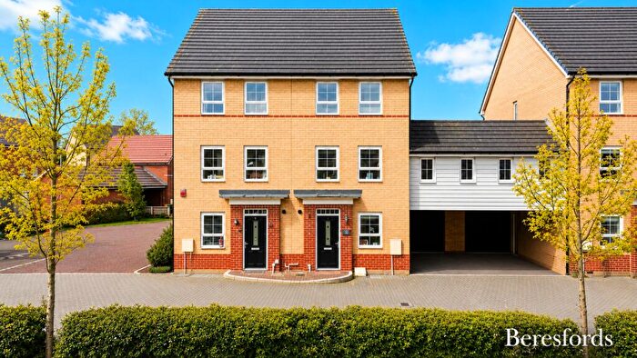 4 Bedroom Semi-Detached House To Rent In Broadhurst Place, SS14