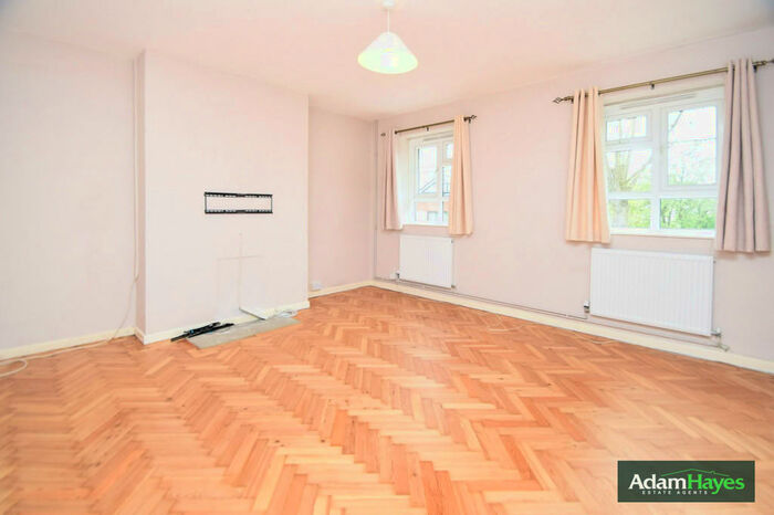 3 Bedroom Flat To Rent In High Road, North Finchley, N12
