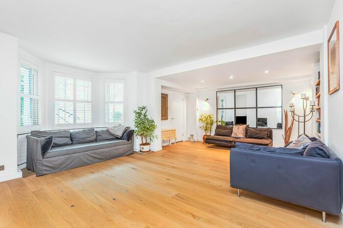 3 Bedroom Flat To Rent In Park House, - Richmond Hill, Richmond, Surrey, TW10