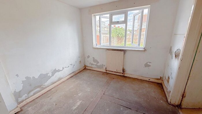 3 Bedroom End Of Terrace House For Sale In Groveside Close, Carshalton, Surrey., SM5