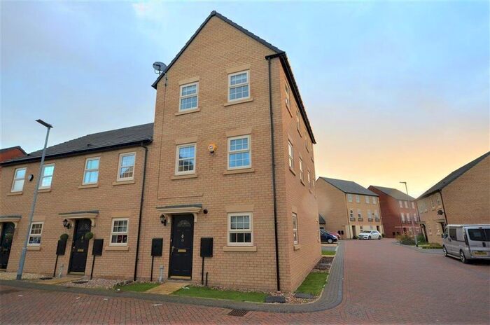 2 Bedroom Town House To Rent In Fallbrook Road, Castleford, WF10