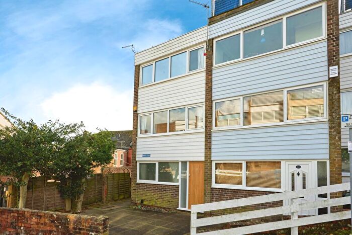 3 Bedroom Town House To Rent In Crown Court, Cowes, PO31