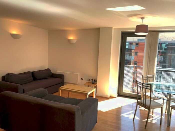 2 Bedroom Flat To Rent In City Walk, Leeds, West Yorkshire, Uk, LS11