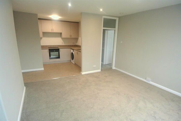 3 Bedroom Flat To Rent In Oatlands Drive, Weybridge, KT13