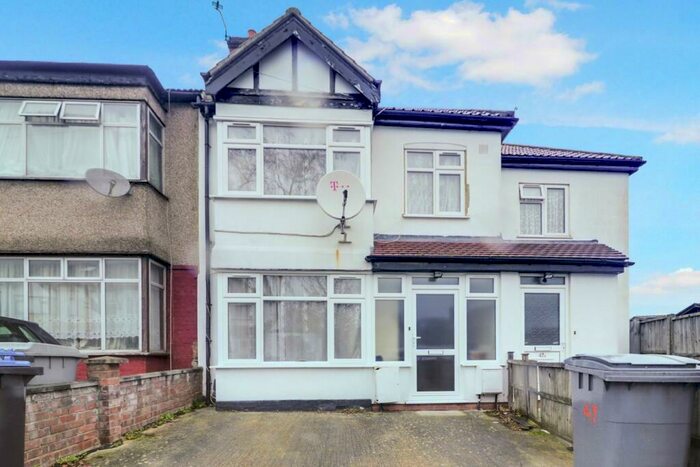 5 Bedroom Semi-Detached House To Rent In Queensbury Road, London, NW9