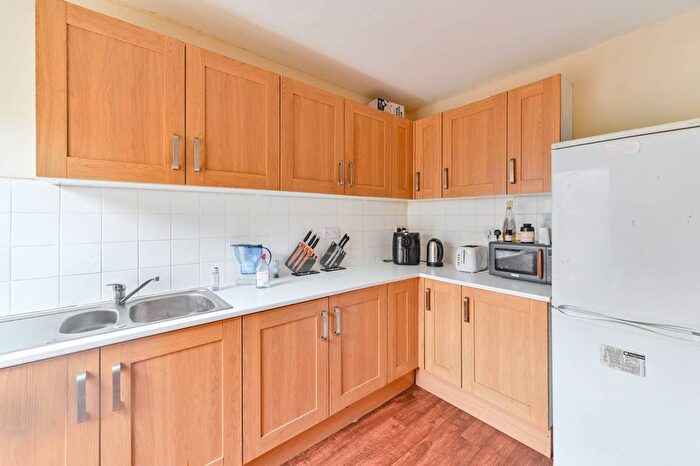 3 Bedroom Flat To Rent In Heath Road, Battersea, London, SW8