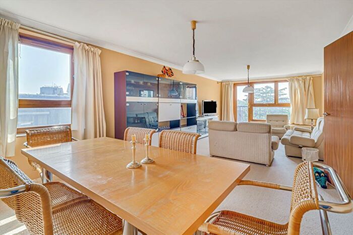 2 Bedroom Flat For Sale In Gipsy Lane, Barnes, SW15