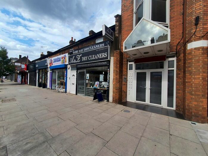 3 Bedroom Flat To Rent In Askew Road, London, W12