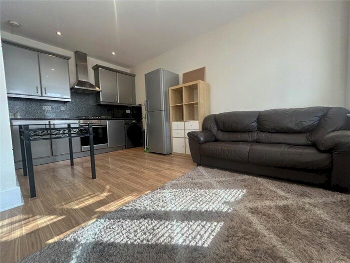 2 Bedroom Apartment To Rent In Green Lanes, London, N13