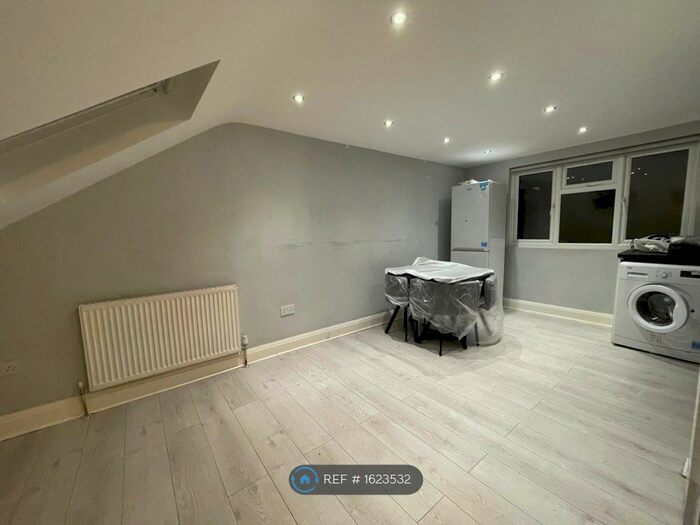 3 Bedroom Flat To Rent In Bellamy Drive, Stanmore, HA7