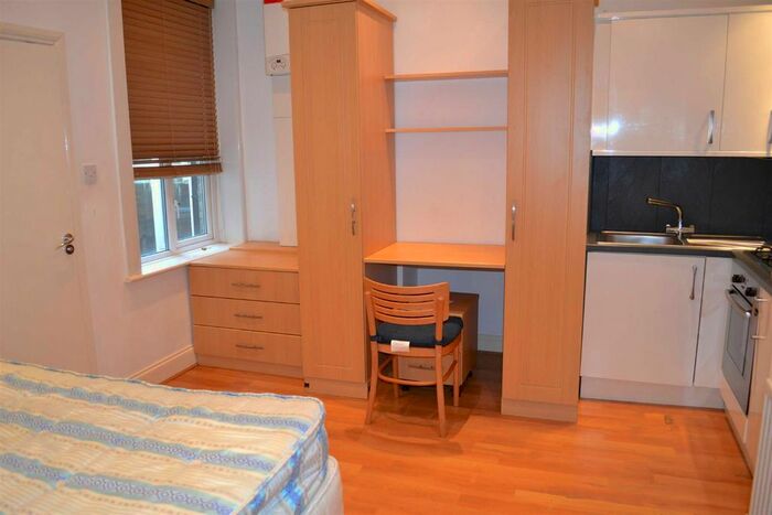 Studio To Rent In Ballards Lane, London, N3