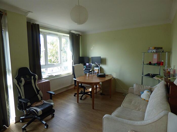 1 Bedroom Flat For Sale In Eveline Lowe Estate, London, SE16