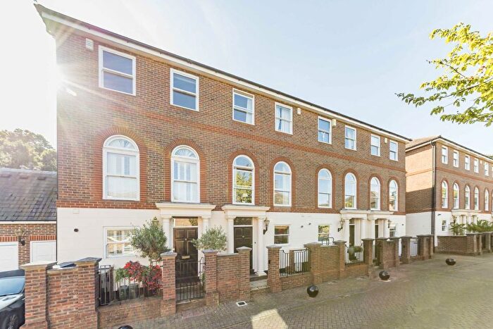 4 Bedroom Property To Rent In King George Square, Richmond, TW10